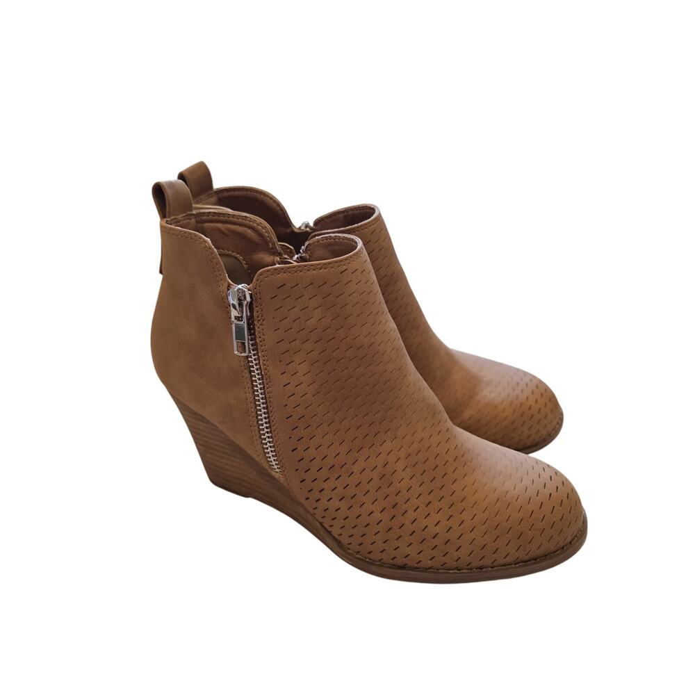 DV Dolce Vita Wedge Ankle Booties Size 7 Perforated Tan Side Zip Western Boho